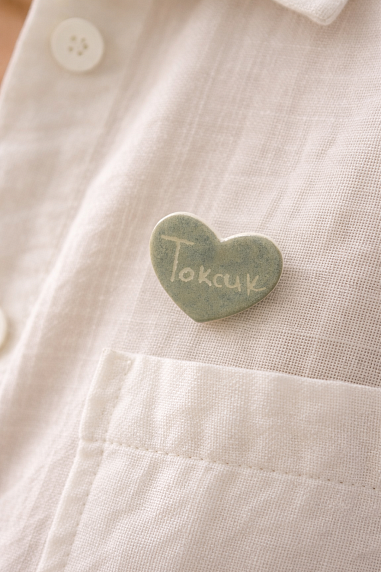 Брошь ручной работы Elizabeth Madar сердечко «Токсик», оливковая, керамика, фото 3.