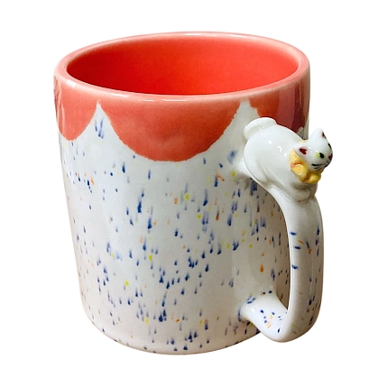 Кружка ручной работы Маковка с фигуркой на ручке «Котик», бело-розовая, 380 мл, цилиндр, фото 2.