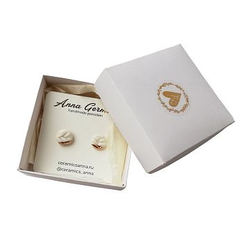 Серьги-гвоздики Анна Герман круглые с оттиском листа, фарфор, бело-золотистые, фото 3.