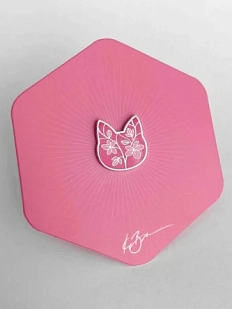 Значок «Силуэт котика с цветами», розовый