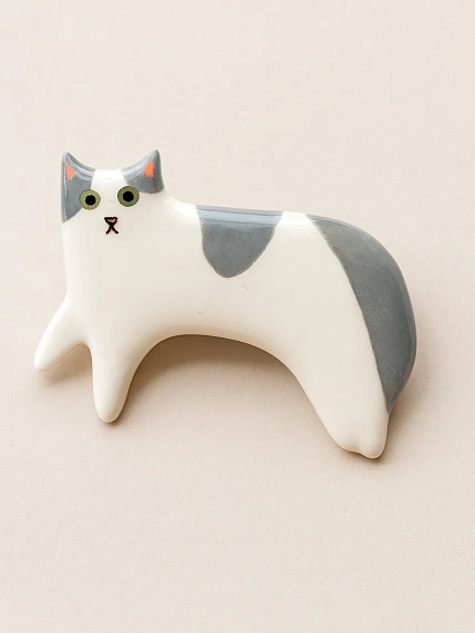 Брошь ручной работы Екатерина Юдо «Лежащий бело-серый кот», керамика, фото 1.