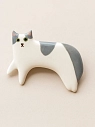 Брошь ручной работы Екатерина Юдо «Лежащий бело-серый кот», керамика, превью фото 1