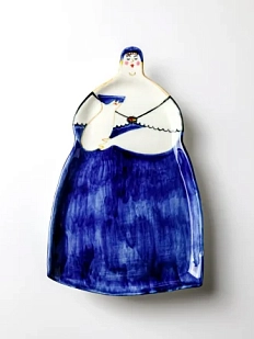 Тарелка ручной работы «Купчиха в синем»