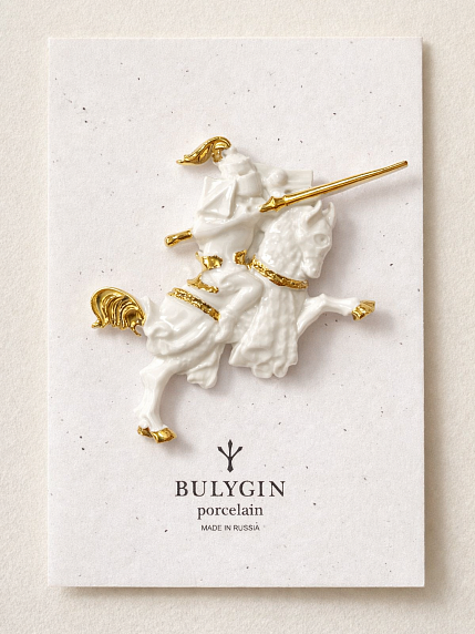 Брошь ручной работы Bulygin «Рыцарь», фарфор, бело-золотистая, фото 1.