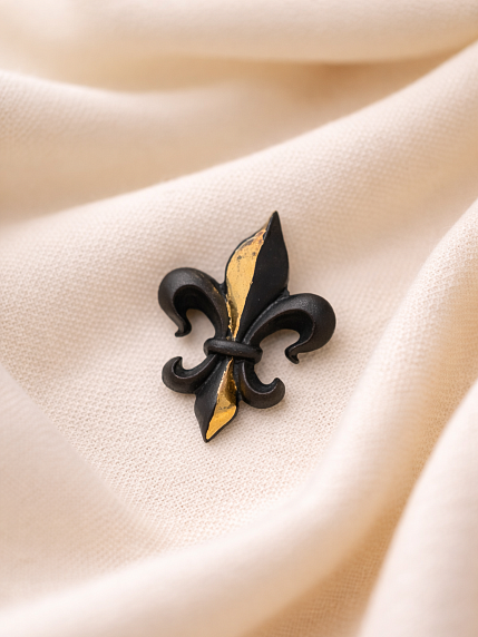 Брошь ручной работы Bulygin «Геральдическая лилия», фарфор, чёрно-золотистая, фото 2.