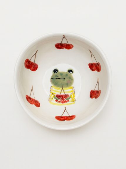 Тарелка глубокая ручной работы Лягушка с вишенками, белая, фарфор, 12 см, фото 1.