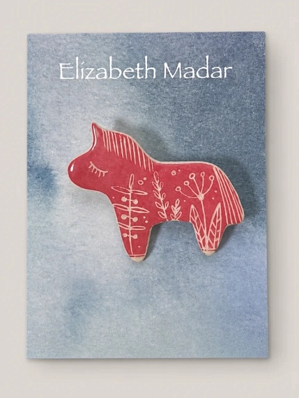 Брошь ручной работы Elizabeth Madar Лошадка и травы, розовая, керамика, фото 1.
