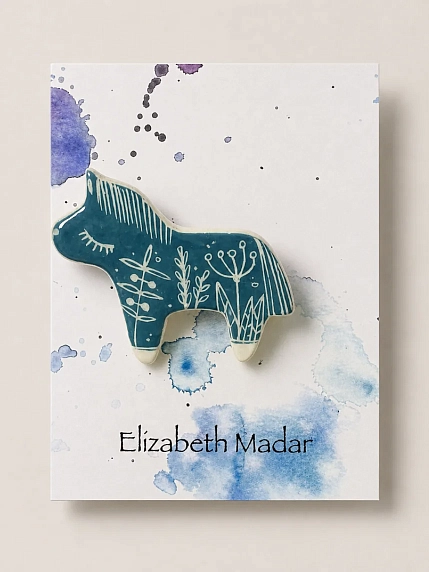 Брошь ручной работы Elizabeth Madar Лошадка и травы, бирюзовая, керамика, фото 1.