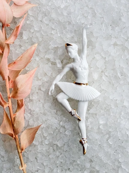 Брошь ручной работы Фарфор Булыгина «Балерина Па №1», бело-золотистая, фото 1.
