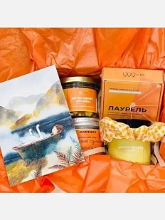 Подарочный набор на 8 марта с уходовой косметикой, свечой и карамелью