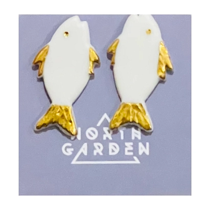 Серьги-гвоздики ручной работы «Рыбки», бело-золотистые,  фарфор, фото 1.
