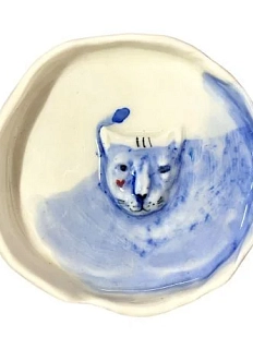 Тарелка ручной работы Мария Гордеева с фигуркой Котик, бело-синяя, полуфарфор, 13 см