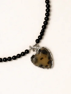 Колье Мигетт с подвеской «Сердце», латунь, черный агат, эпоксидная смола