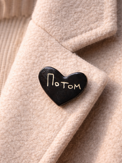 Брошь ручной работы Elizabeth Madar сердечко «Потом», чёрная, керамика, фото 3.