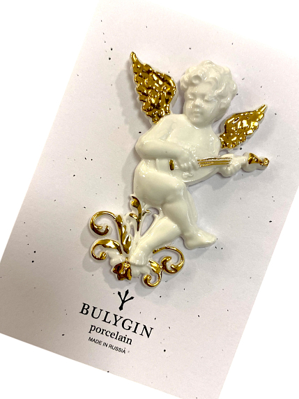 Брошь ручной работы Bulygin «Купидон на укулеле», фарфор, бело-золотистая, фото 1.