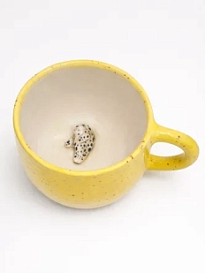 Кружка ручной работы Мама Черепаха с фигуркой внутри Тюлень, жёлтый, керамика, 400 мл