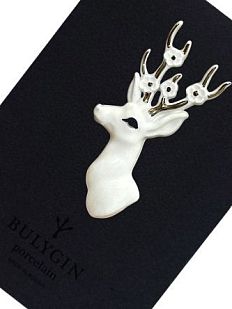 Брошь ручной работы Bulygin «Олень», бело-серебристая, фарфор