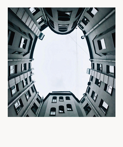 Открытка Маргарита Голуб «Двор-колодец» №1, фото 1.