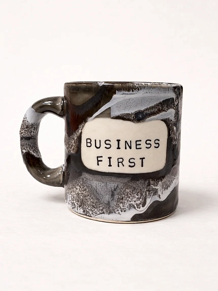 Кружка ручной работы Тата вытворяет/NF ceramics «Business first», керамика, 450 мл, фото 1.