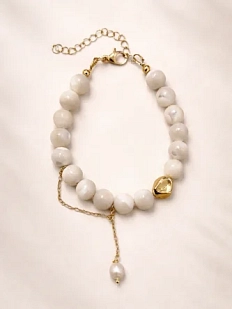 Браслет белый с камнями и подвеской