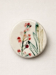 Брошь ручной работы Elizabeth Madar Оттиск трав, красная, керамика