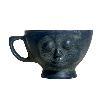 Кружка ручной работы Ручная глина с личиком, чёрная, керамика, 350 мл, фото 1.