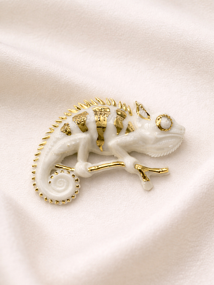 Брошь ручной работы Фарфор Булыгина «Хамелеон», бело-золотистая, фото 3.