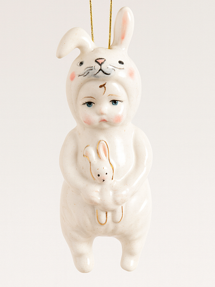 Ёлочная игрушка из фарфора «Малыш в костюме зайчика», белый, 12 см, фото 1.