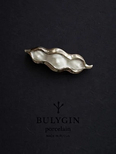 Брошь ручной работы Фарфор Булыгина «Горох», бело-серебристая