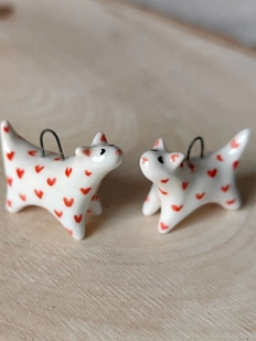 Подвеска ручной работы Боттери керамика «‎Котик»‎ роспись в сердечко, керамика