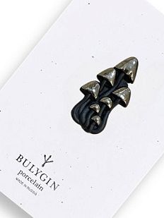 Брошь ручной работы Bulygin «Грибы», фарфор, чёрно-серебристая