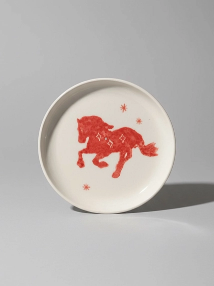 Тарелка ручной работы Йеллоускуп «Бегущая лошадь», керамика, 15 см, фото 1.