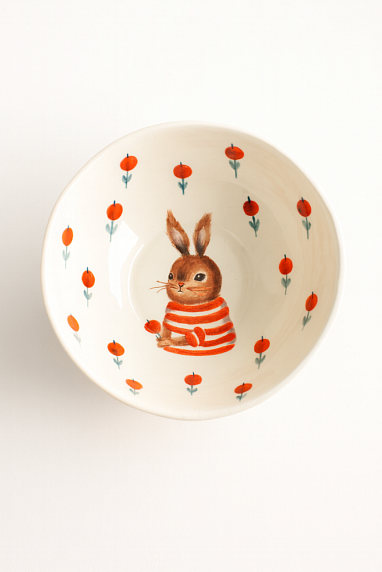 Пиала ручной работы с росписью внутри Зайка с красными цветочками, белая, фарфор, 14 см, фото 1.