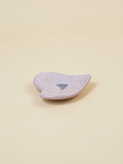 Блюдце ручной работы Августа в виде сердечка с рисунком, лавандовое, керамика, 6 см, фото 2.