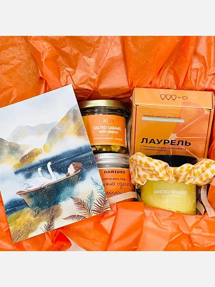 Подарочный набор на 8 марта с уходовой косметикой, свечой и карамелью, фото 1.
