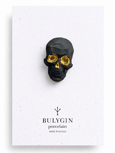 Брошь ручной работы Bulygin «Череп полигональный», фарфор, чёрно-золотистая