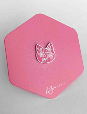 Значок «Силуэт котика с цветами», розовый