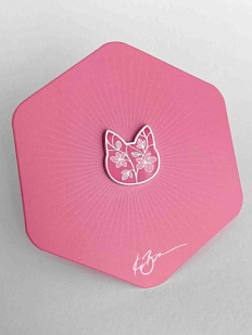 Значок «Силуэт котика с цветами», розовый
