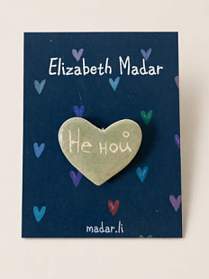 Брошь ручной работы Elizabeth Madar сердечко «Не ной», светло-зелёная, керамика