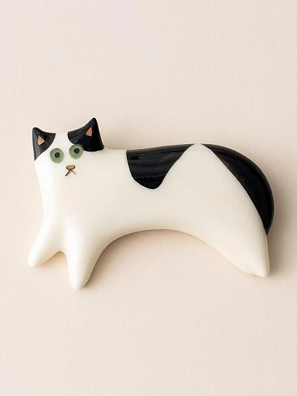 Брошь ручной работы Екатерина Юдо «Лежащий бело-чёрный кот», керамика, фото 1.