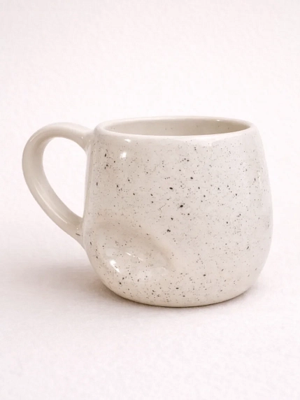 Кружка ручной работы РУКИ В ГЛИНЕ «Кофе и свежевыжатый треш», керамика, 400 мл, мятая, фото 2.