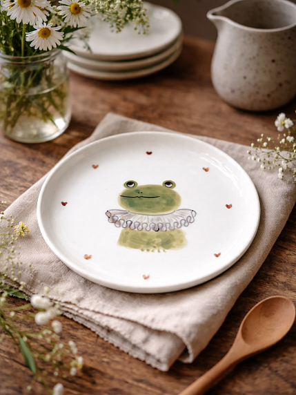 Тарелка ручной работы с бортиком Лягушка в жабо с сердечками, белая, фарфор, 13 см, фото 4.
