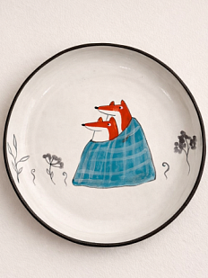 Тарелка ручной работы Ким керамика с бортиком Пара лисичек с пледом, белая, 13 см