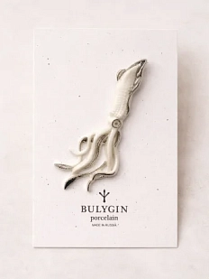 Брошь ручной работы Фарфор Булыгина «Кальмар», бело-серебристая