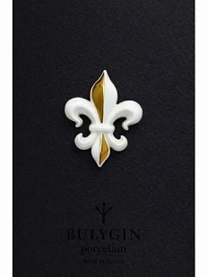 Брошь ручной работы Фарфор Булыгина «Геральдическая лилия», бело-золотистая