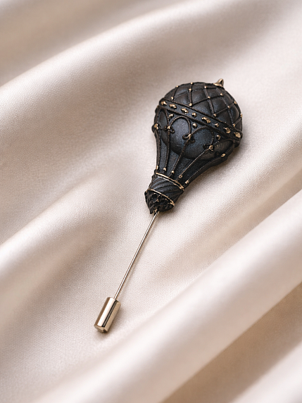 Брошь ручной работы Bulygin «Аэростат», фарфор, чёрно-золотистая, фото 2.