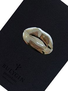 Брошь ручной работы Bulygin «Губы», бело-серебристая, фарфор