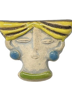 Брошь керамическая ручной работы «Девушка с серьгами», бежевая