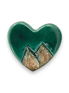 Брошь ручной работы КерамЕлКа «Горы в сердце», изумрудная, керамика