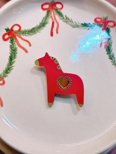 Брошь «Лошадка с сердечком», красная